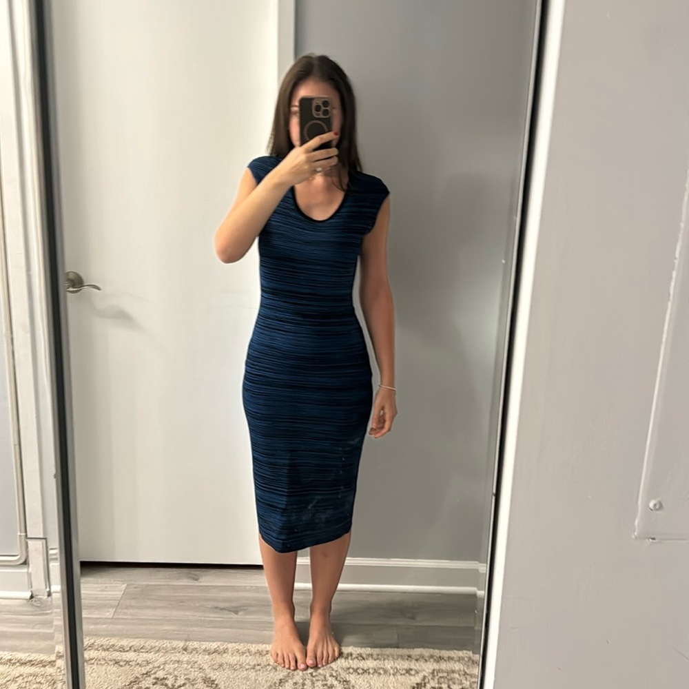 DIANE VON FURSTENBERG
Scoop Neck Midi Length Dress